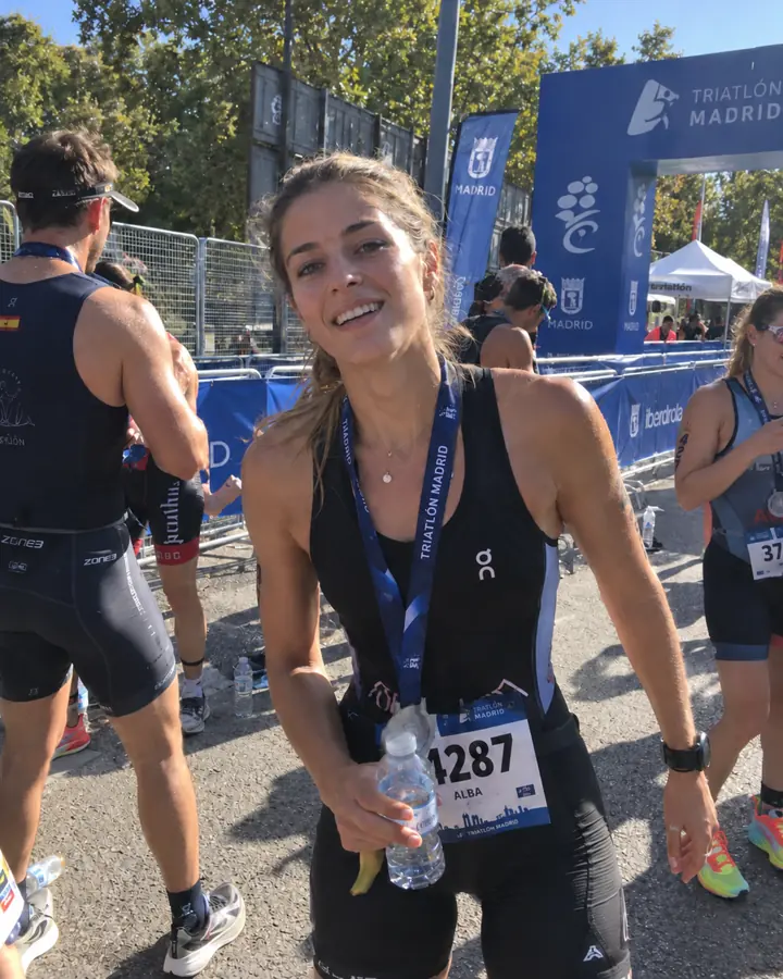 Chica con dorsal en la meta de un triatlón.