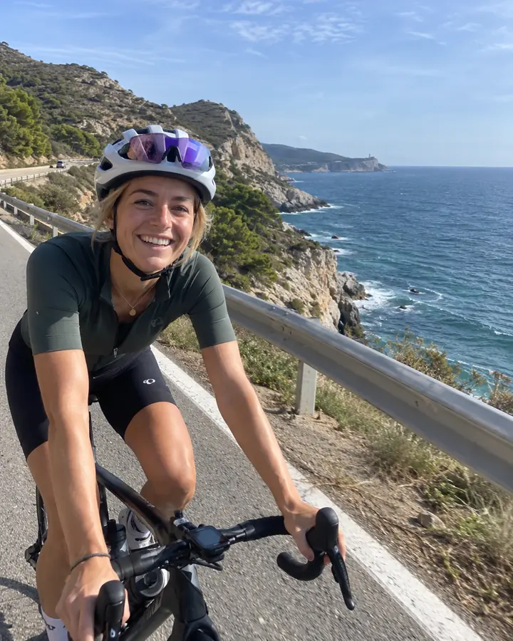 Chica en bici de carretera por la costa del Garraf.
