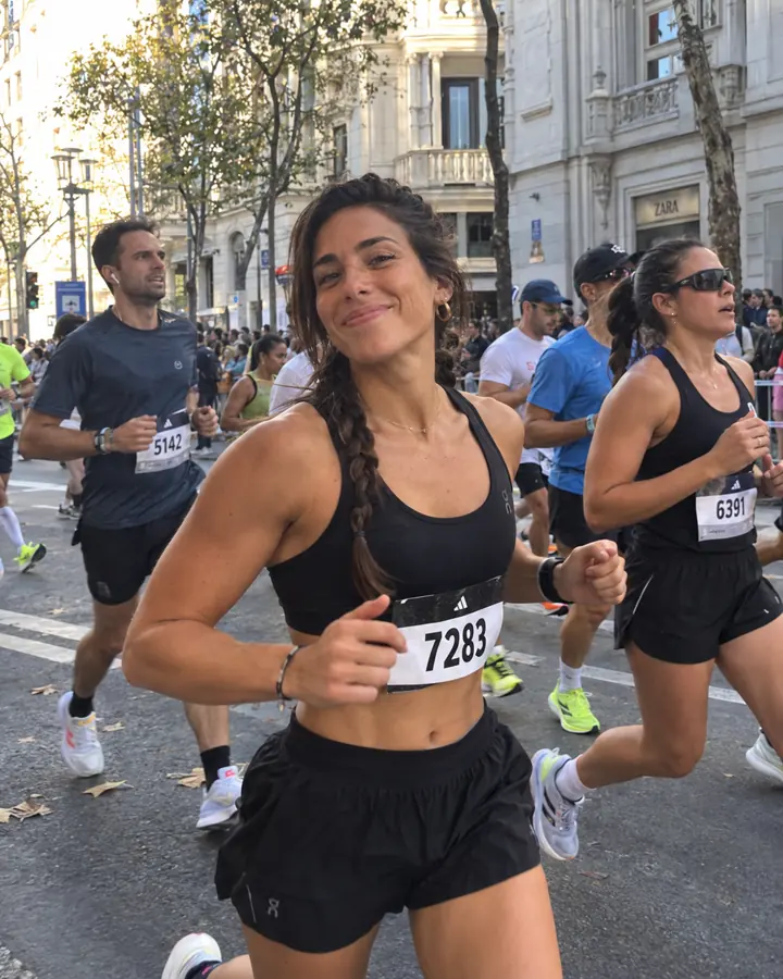 Chica corriendo una carrera popular en Barcelona.