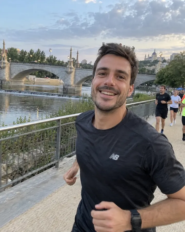 Chico corriendo por Madrid Río al atardecer.